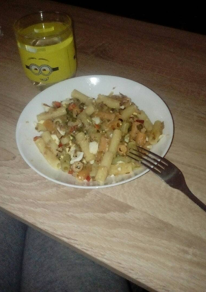 Una foto de Macarrones con atún y algo más 😊