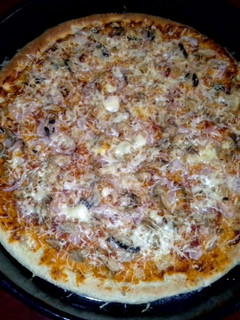 صورة لوصفة بيتزا بالطون سهلة واقتصادية 🍕