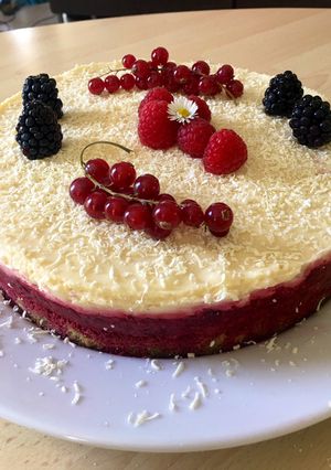 Une photo de Gâteau mousse au chocolat blanc,framboises,pistache