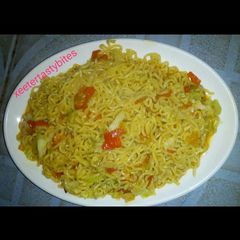 A picture of Jollof indomie.