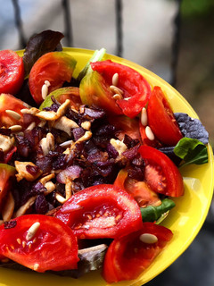 Una foto de Ensalada con pollo y cebolla