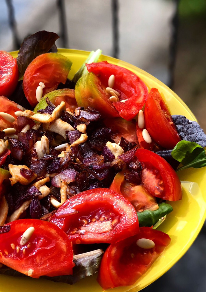 Una foto de Ensalada con pollo y cebolla