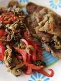 Jabalí o chancho con pimentónes rojos y champiñón