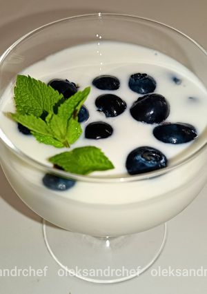 Фото Йогурт🥛 з чорницею.