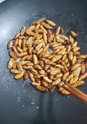 Hình của món Nhộng tằm xào lá lốt.