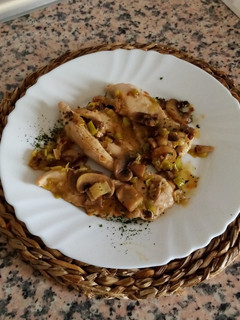 Una foto de Filetes de pollo con puerro y champiñón