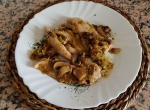 Foto principal de Filetes de pollo con puerro y champiñón