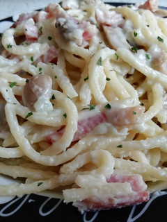 Una foto de Espaguetis con salsa 5 quesos, bacon y champiñones