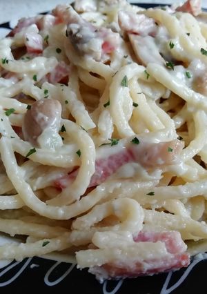 Una foto de Espaguetis con salsa 5 quesos, bacon y champiñones