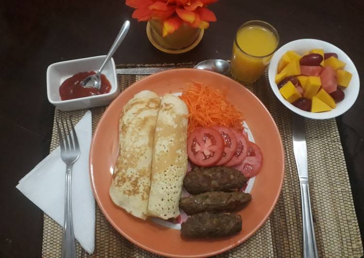 Mini beef kebabs with pancakes and salad