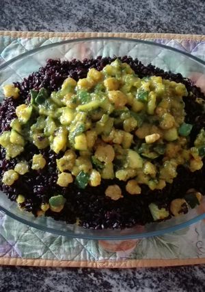 Foto di Riso nero con gamberetti, zucchine e zafferano