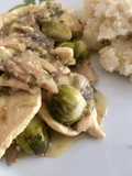 Pechuguitas con repollitos de Bruselas y champiñones