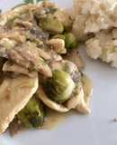 Pechuguitas con repollitos de Bruselas y champiñones