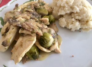 Una foto de Pechuguitas con repollitos de Bruselas y champiñones