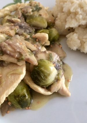 Una foto de Pechuguitas con repollitos de Bruselas y champiñones