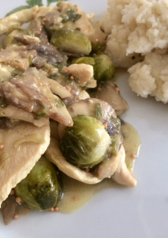 Una foto de Pechuguitas con repollitos de Bruselas y champiñones