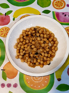 Una foto de Garbanzos encebollados con ajo y perejil