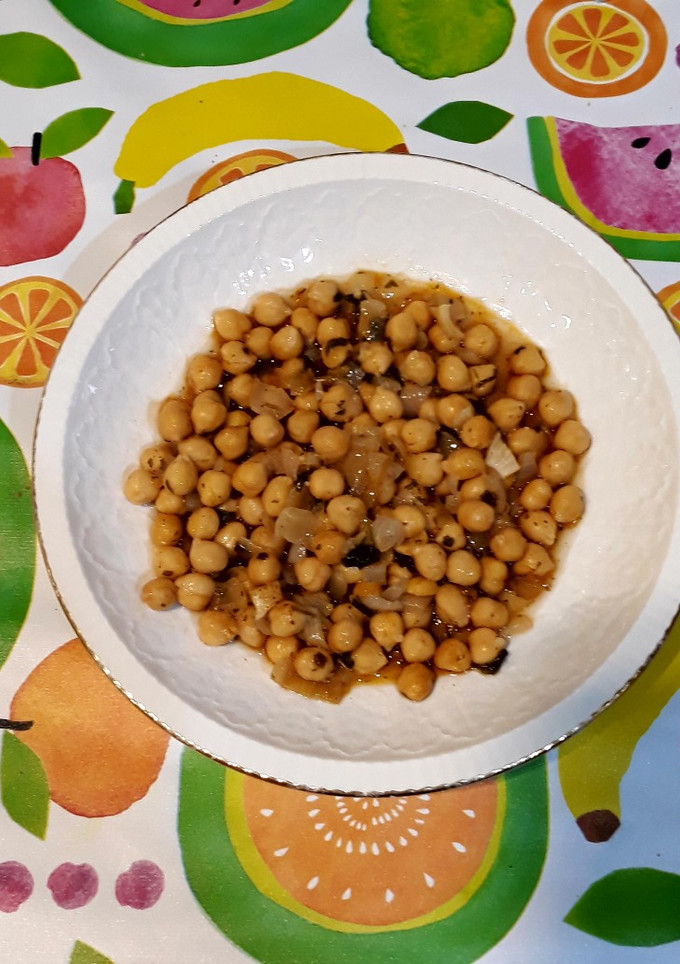 Una foto de Garbanzos encebollados con ajo y perejil