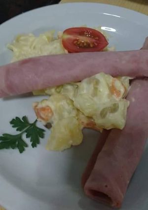 Una foto de Jamón Serrano con Ensalada Rusa💕🇦🇷