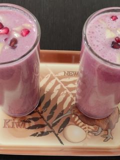ஆப்பிள் மாதுளை மில்க் ஷேக் (Apple Pomegranate Milk Shake recipe in tamil) செய்முறை முக்கிய புகைப்படம்