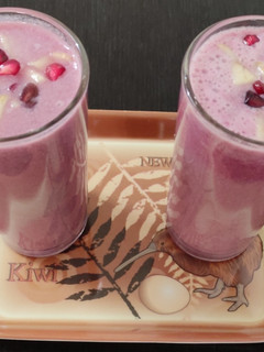 ஆப்பிள் மாதுளை மில்க் ஷேக் (Apple Pomegranate Milk Shake recipe in tamil) செய்முறை முக்கிய புகைப்படம்