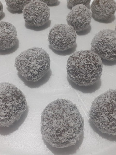 Una foto de Trufas de galletitas María y coco