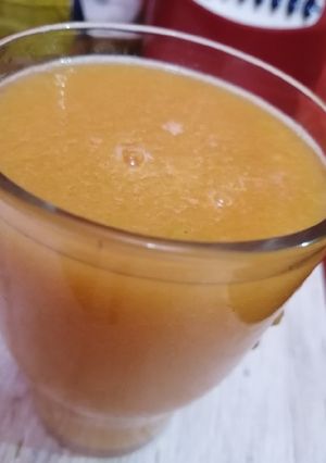Una foto de Licuado de papaya y manzana 😋🍎
