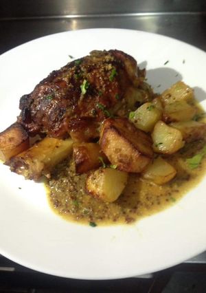 Una foto de Codillo al horno a la mostaza antigua de Dijon con patatas