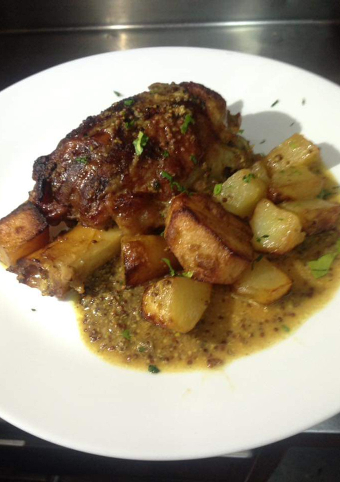 Una foto de Codillo al horno a la mostaza antigua de Dijon con patatas