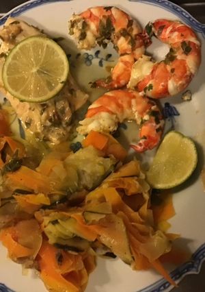 Une photo de Gambas et dos de cabillaud marinés au gingembre et citron vert
