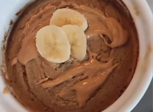 Foto de Bolo de Caneca de Banana e Manteiga de Amendoim
