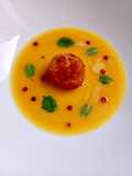 Vellutata di Zucca, Patate e Curcuma con Polpetta di Tonno, Menta e Pepe Rosa