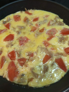 Una foto de Tortilla con resto del aliño de tomate y melva
