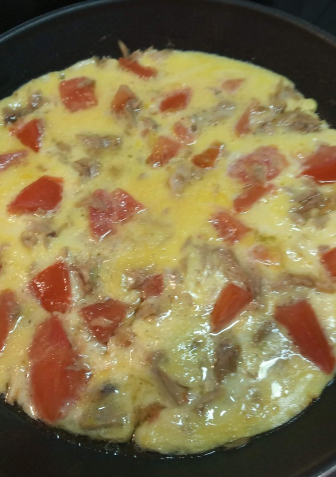 Una foto de Tortilla con resto del aliño de tomate y melva