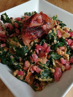Una foto de Revuelto de espinacas con jamón y bacon