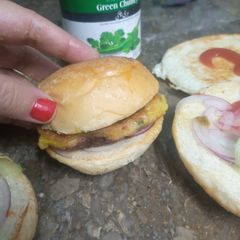 A picture of Aloo bun kabab.