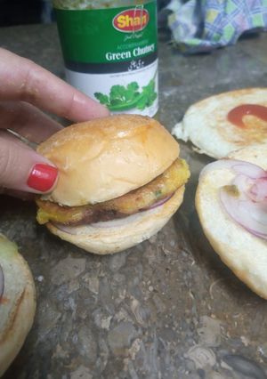 A picture of Aloo bun kabab.