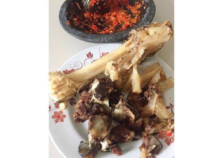 Resep Iga Sapi Goreng Sambal Cobek ala Saila, Lezat