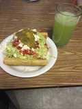 Gaitas de pollo y agua de pepino y menta