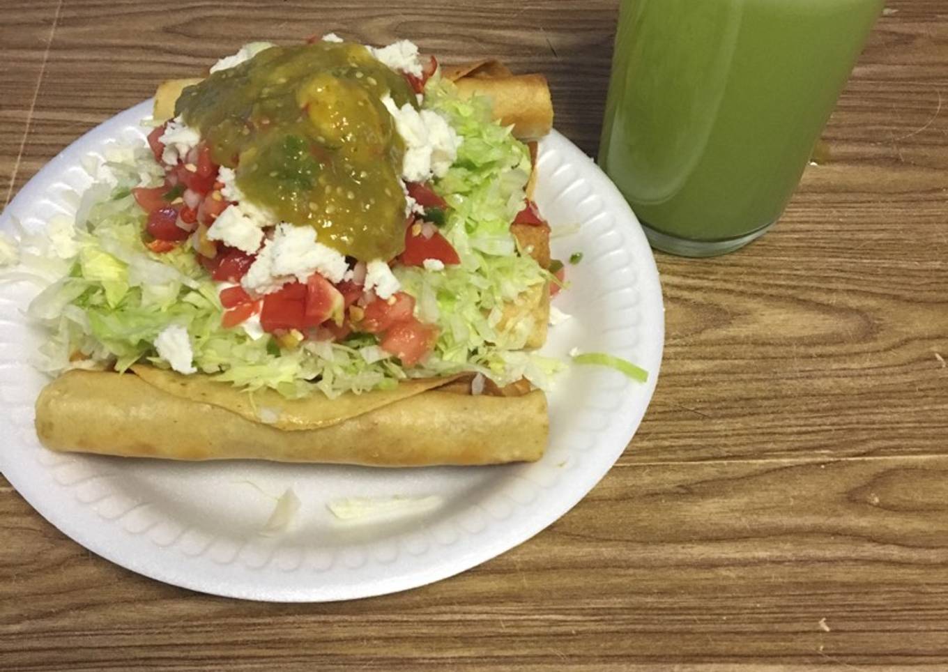 Gaitas de pollo y agua de pepino y menta