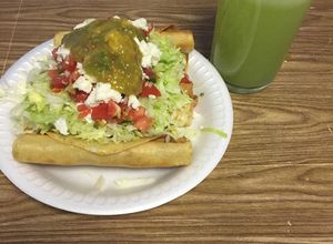 Una foto de Gaitas de pollo y agua de pepino y menta