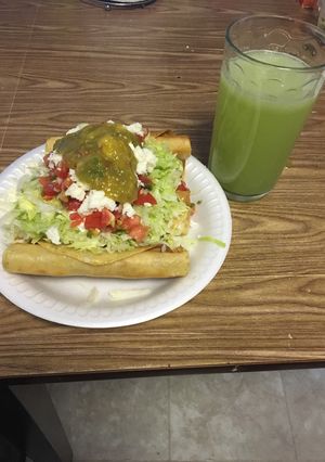 Una foto de Gaitas de pollo y agua de pepino y menta