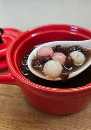 A picture of Red Bean Soup with Sweet Rice Balls.