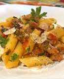 Penne Senza Glutine con Salsiccia, Funghi Porcini, Pomodorini Freschi e Pecorino Romano