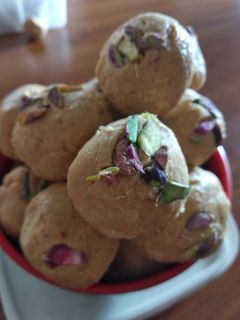 મગસ ના લાડુ (Magas Ladoo Recipe In Gujarati) રેસીપી મુખ્ય ફોટો