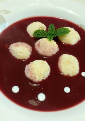 Eper-szeder krémleves túrógombóccal recept fotója