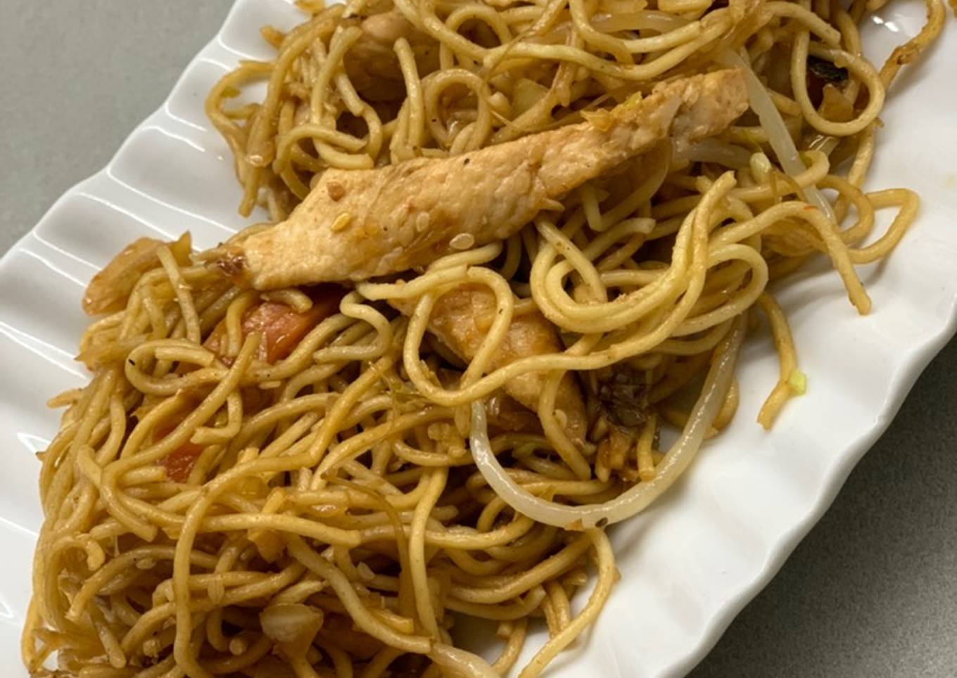 Fideos yakisoba con pollo