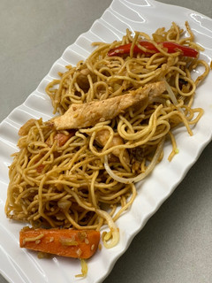Una foto de Fideos yakisoba con pollo