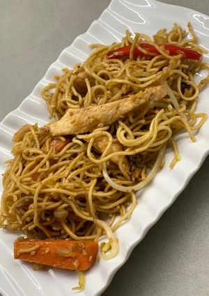 Una foto de Fideos yakisoba con pollo