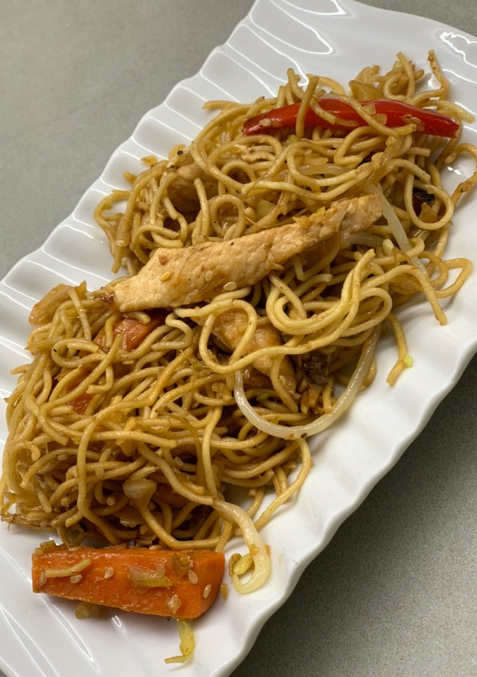 Una foto de Fideos yakisoba con pollo